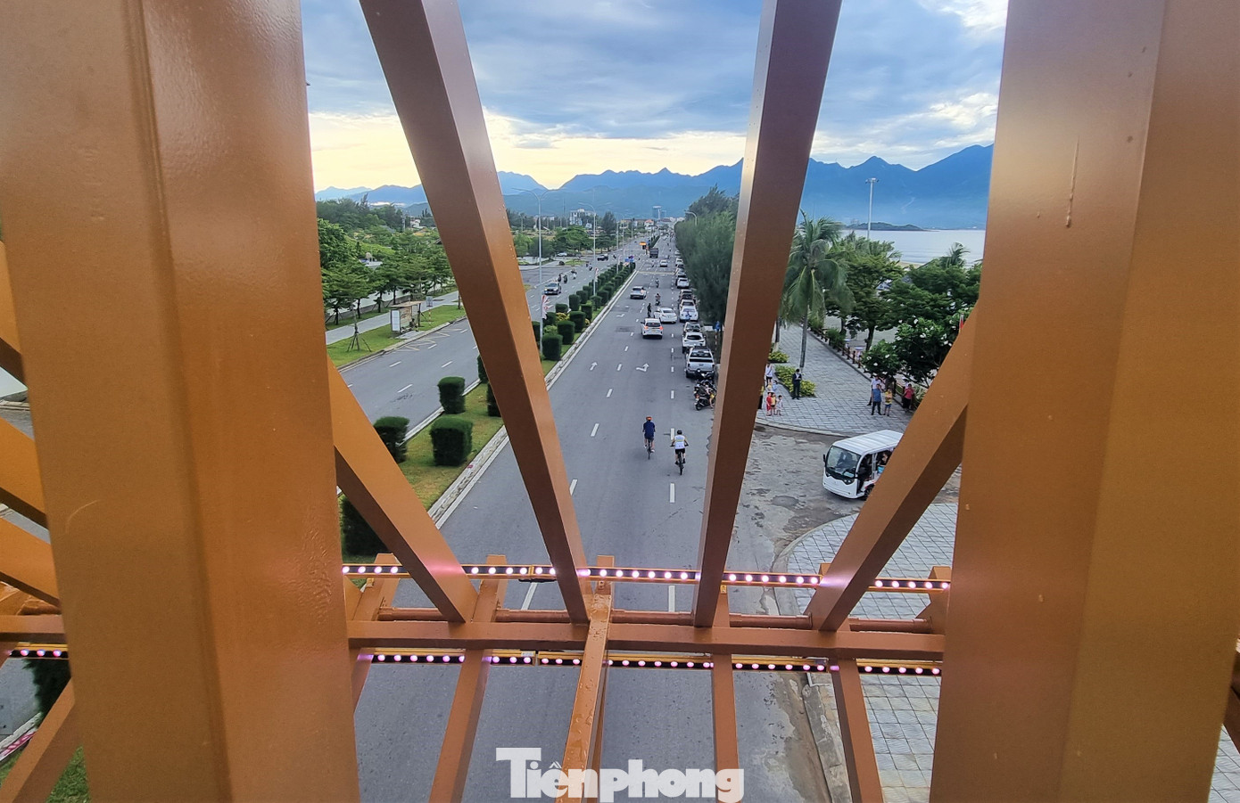 Trên các tuyến ven biển Đà Nẵng, tuyến đường Nguyễn Tất Thành dài 13km là nơi có cây cầu vượt đầu tiên giúp người dân, du khách qua đường an toàn hơn.