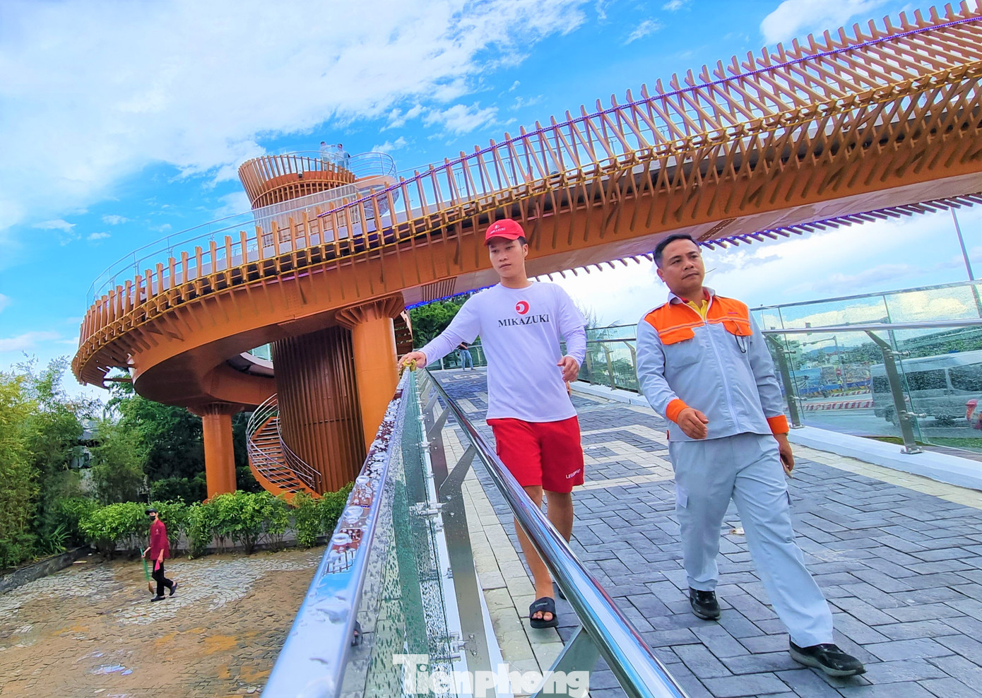 Đại diện tập đoàn chia sẻ, xây dựng cây cầu với mong muốn người dân đi lại an toàn, tạo điểm nhấn cảnh quan, thể hiện sự gắn kết giữa Việt Nam - Nhật Bản. Đây cũng là sự kiện hướng đến kỷ niệm 50 năm quan hệ ngoại giao giữa hai nước.