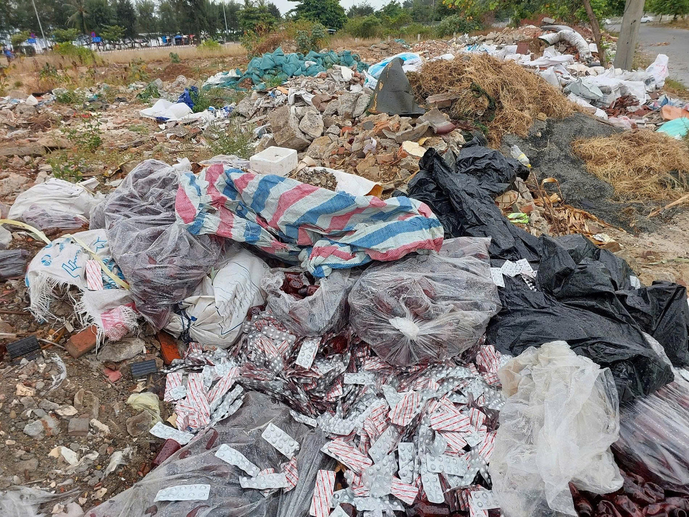 Hàng trăm vỉ thuốc còn nguyên vẹn bị đổ trên khu đất trống. Hàng trăm vỉ thuốc còn nguyên vẹn bị đổ trên khu đất trống.
