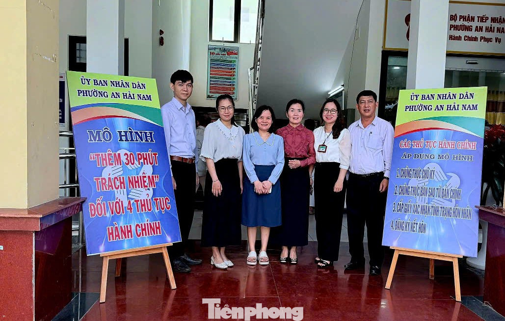 Cán bộ phường An Hải Nam ở lại sau giờ làm để gỡ thủ tục hành chính cho người dân. Cán bộ phường An Hải Nam ở lại sau giờ làm để gỡ thủ tục hành chính cho người dân.