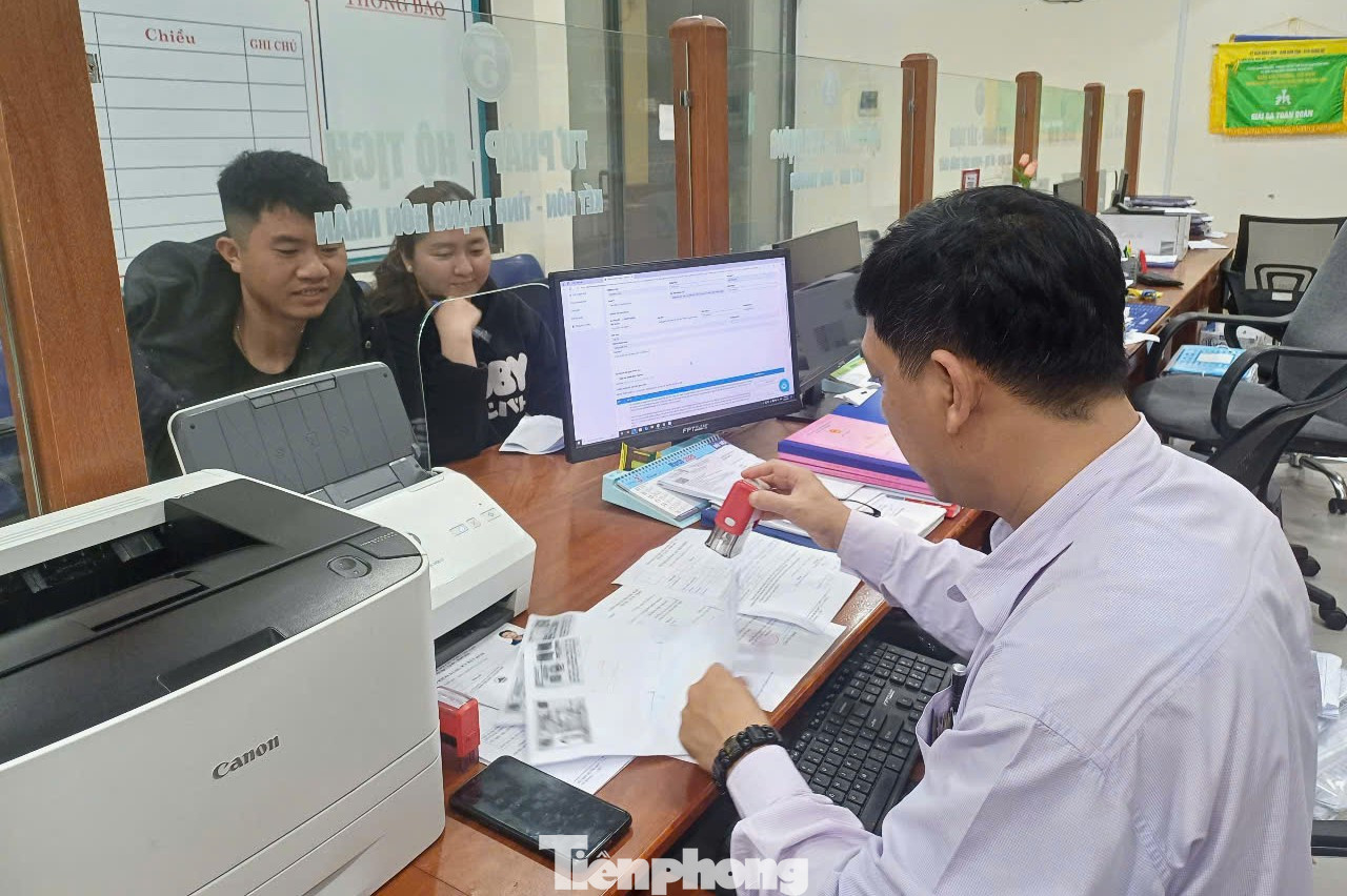 Cặp đôi đến đăng ký kết hôn sau giờ hành chính được hỗ trợ, giải quyết nhanh gọn. Cặp đôi đến đăng ký kết hôn sau giờ hành chính được hỗ trợ, giải quyết nhanh gọn.