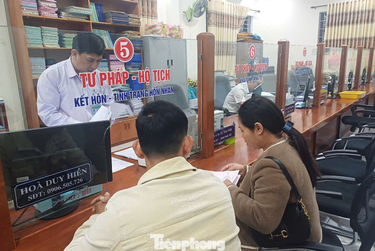 Nhờ “Thêm 30 phút trách nhiệm”, người dân bớt nỗi lo phải đi làm thủ tục trong giờ hành chính. Nhờ “Thêm 30 phút trách nhiệm”, người dân bớt nỗi lo phải đi làm thủ tục trong giờ hành chính.