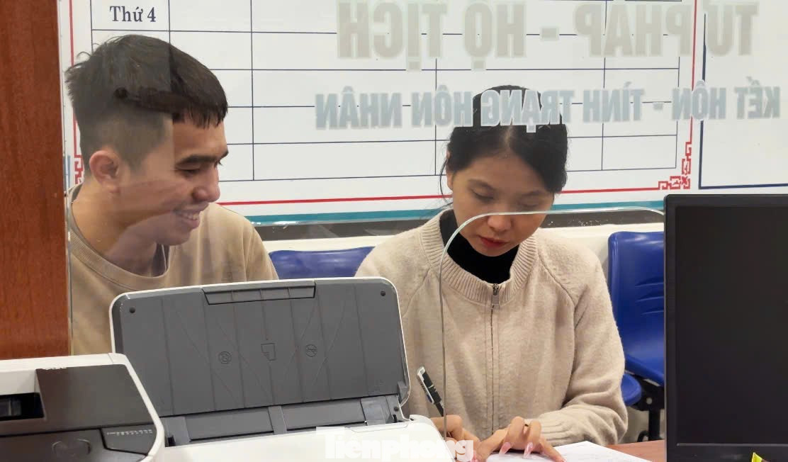 Cán bộ phường An Hải Nam ở lại sau giờ làm để gỡ thủ tục hành chính cho người dân. Cán bộ phường An Hải Nam ở lại sau giờ làm để gỡ thủ tục hành chính cho người dân.