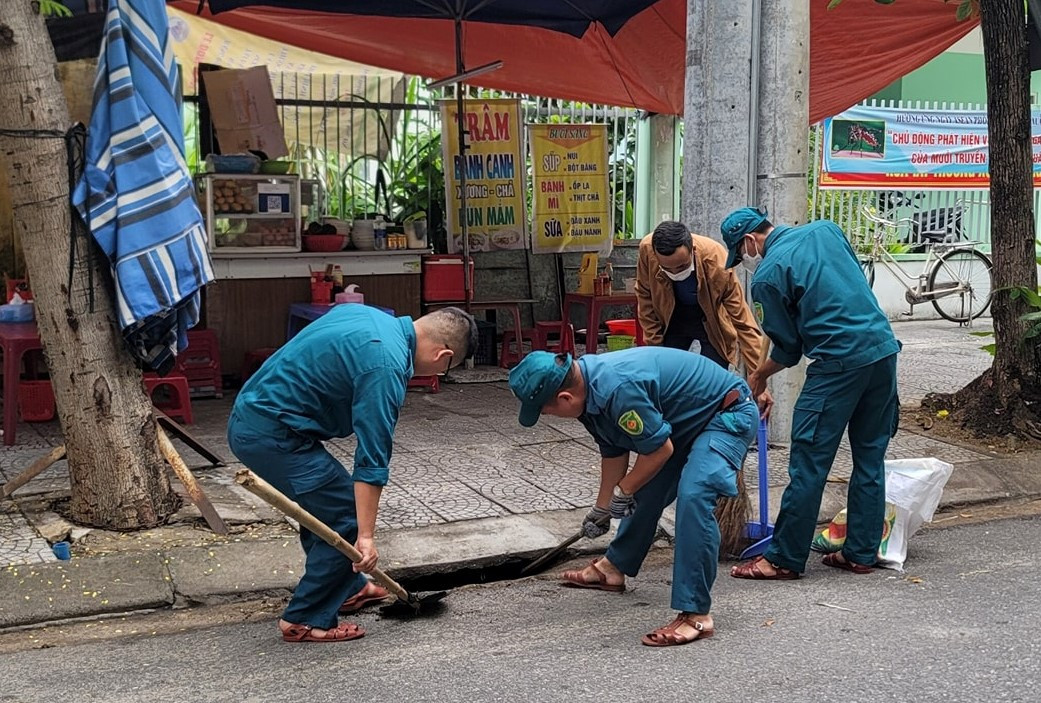 Trong khi đó, tại quận Sơn Trà, nhiều tuyến đường cũng được vệ sinh, dọn dẹp. Lực lượng chức năng tháo dỡ những vật cản đường thoát nước.