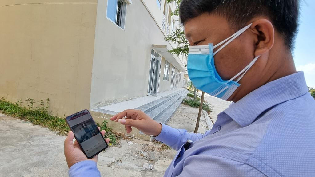 Cán bộ phụ trách khu cách ly giám sát việc bầu cử qua camera.