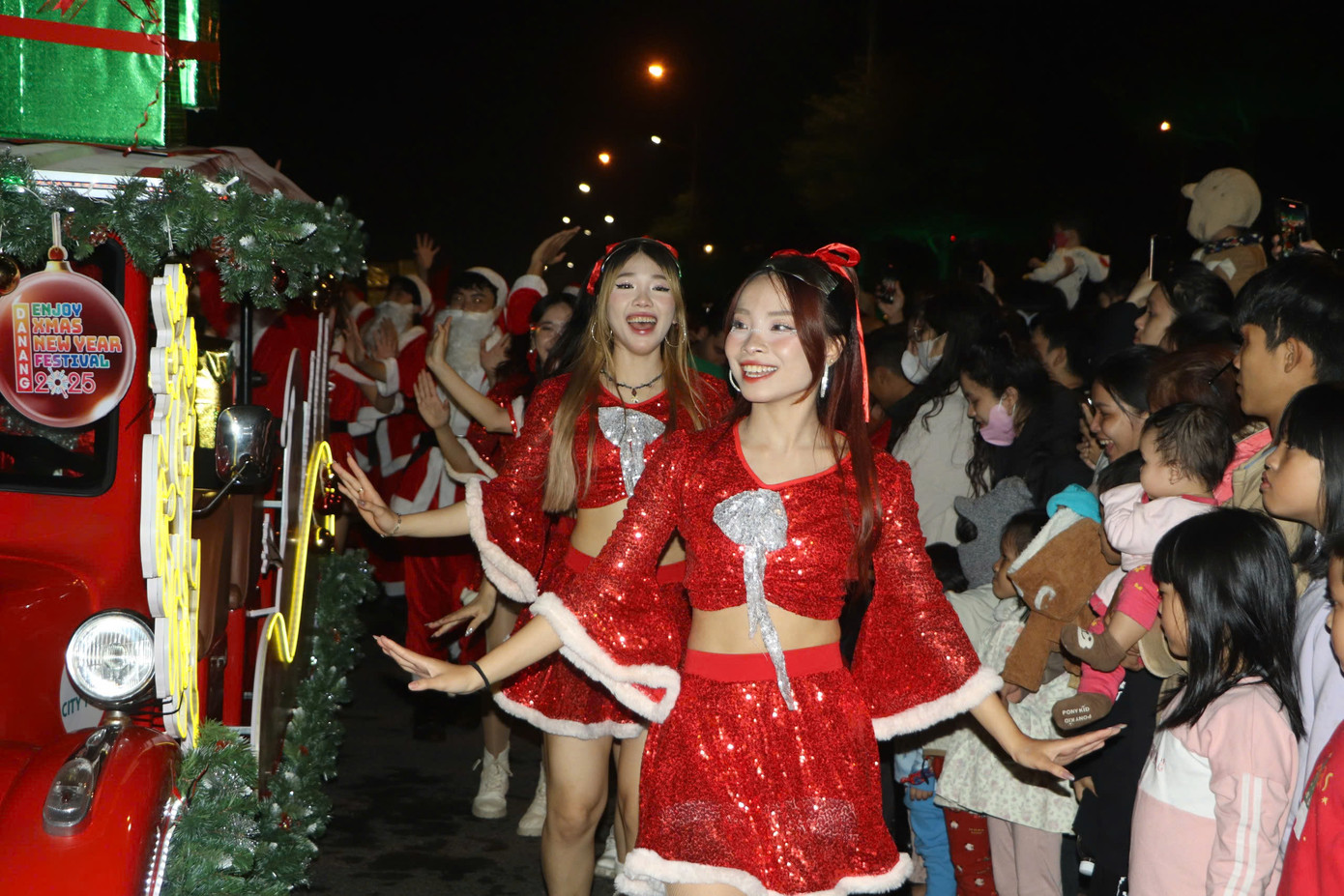 Du khách, người dân còn được xem những màn biểu diễn đầy hấp dẫn, sôi động. Lễ hội đón Giáng sinh, chào năm mới kéo dài 20 ngày (16/12/2024-2/1/2025). Thành phố trang trí các mô hình check - in: cây thông ánh sáng, hộp quà khổng lồ, bộ chữ chào năm mới 2025 sắc màu. Hằng đêm có nhiều chương trình giải trí, phiên chợ, không gian trải nghiệm văn hóa, ẩm thực... Du khách, người dân còn được xem những màn biểu diễn đầy hấp dẫn, sôi động. Lễ hội đón Giáng sinh, chào năm mới kéo dài 20 ngày (16/12/2024-2/1/2025). Thành phố trang trí các mô hình check - in: cây thông ánh sáng, hộp quà khổng lồ, bộ chữ chào năm mới 2025 sắc màu. Hằng đêm có nhiều chương trình giải trí, phiên chợ, không gian trải nghiệm văn hóa, ẩm thực...