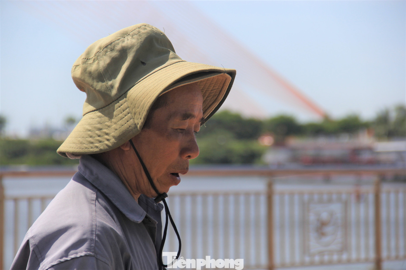 &quot;Vừa làm vừa thở đứt hơi. Việc nhiều quá nên 14h phải đội nắng ra làm tiếp&quot;, ông Nguyễn Trìu mệt mỏi nói.