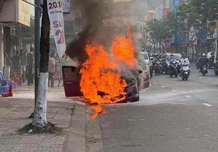 Chiếc xe bốc cháy dữ dội giữa trung tâm Đà Nẵng. Chiếc xe bốc cháy dữ dội giữa trung tâm Đà Nẵng.