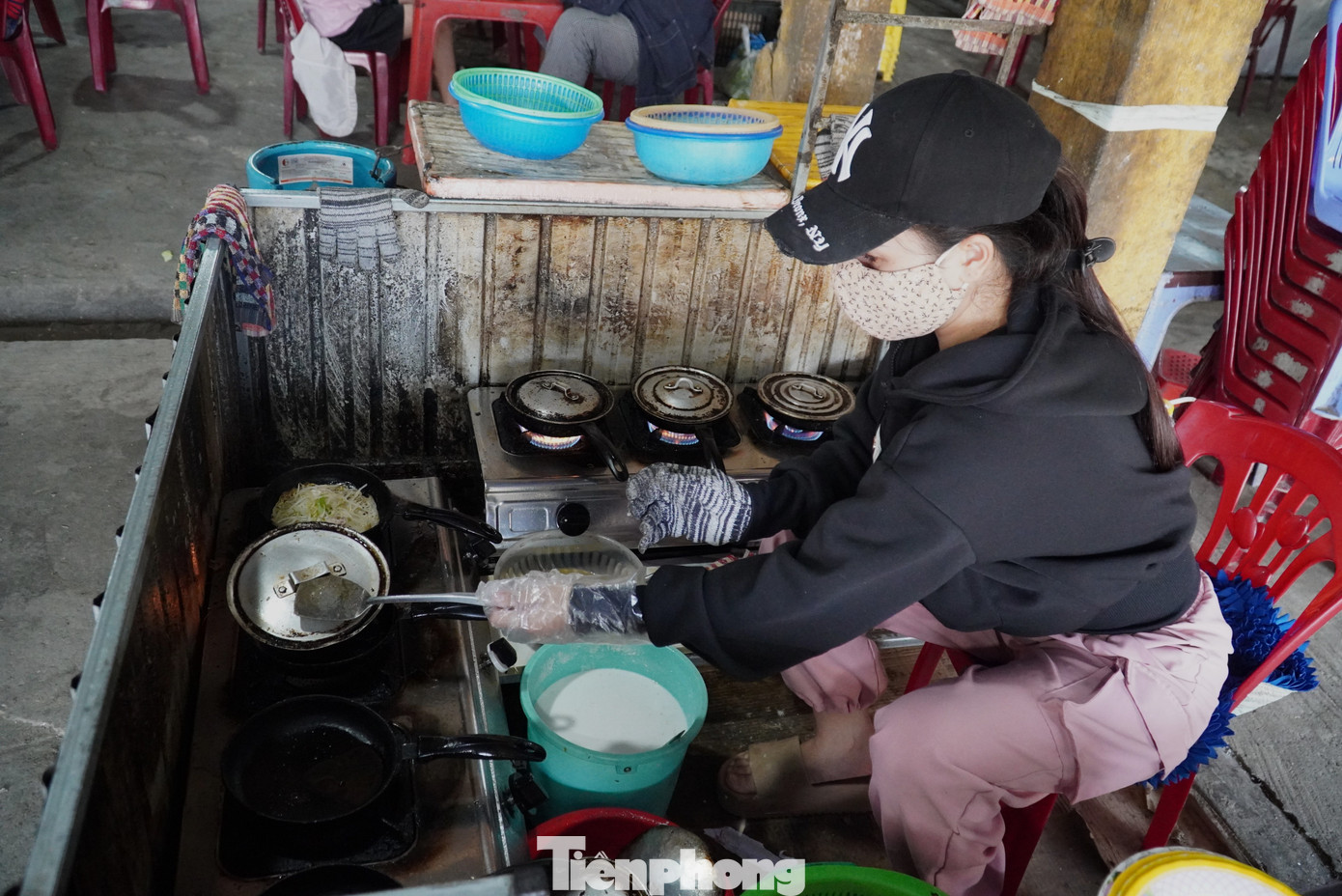 Chị Kim Anh - chủ một quầy bánh xèo - cho hay mỗi ngày bán hàng trăm bánh, chủ yếu là bánh xèo cá dìa, cá kình.