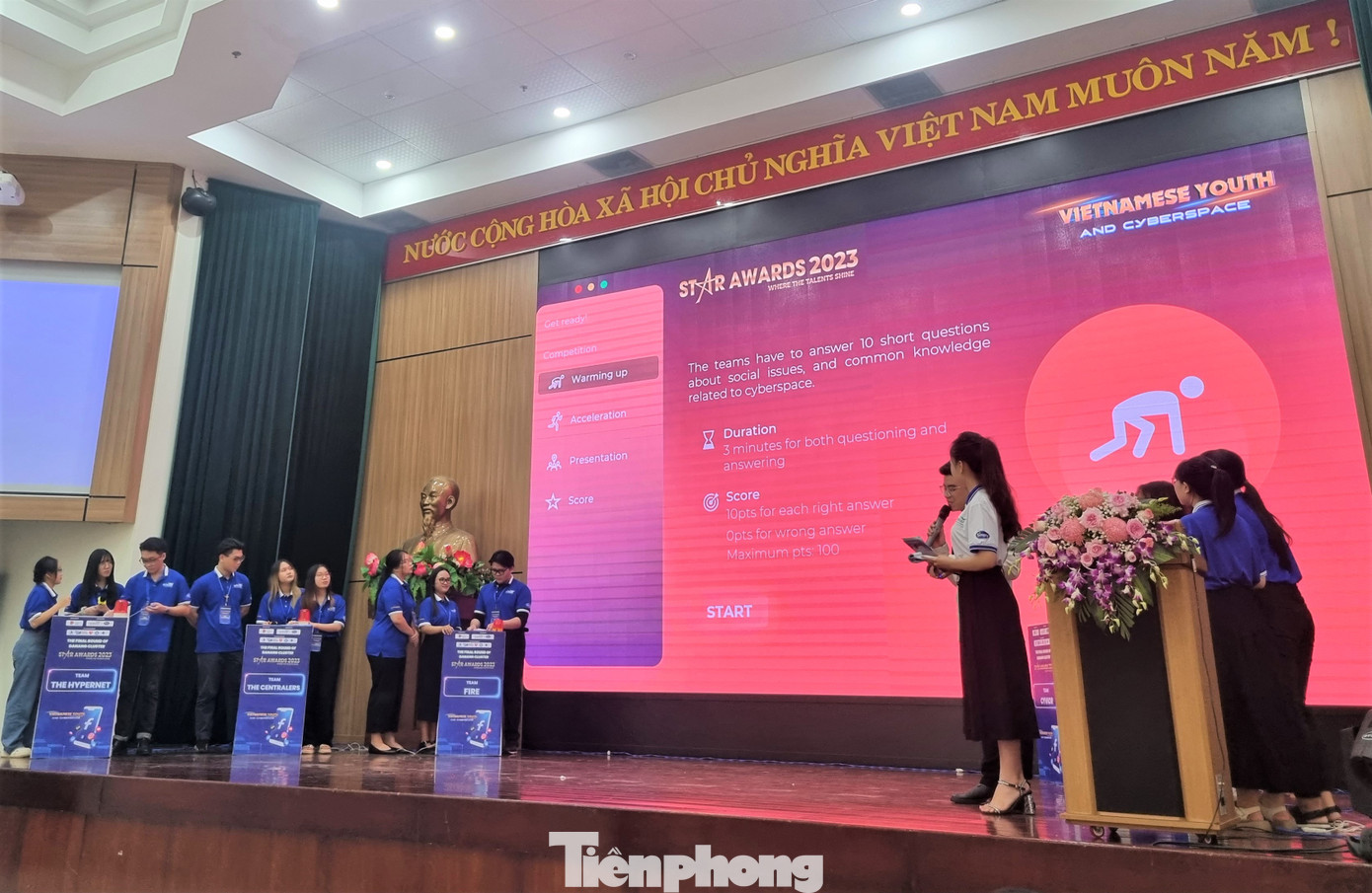 Các đội thi tranh tài tại đêm chung kết. (Ảnh: Thanh Trần).