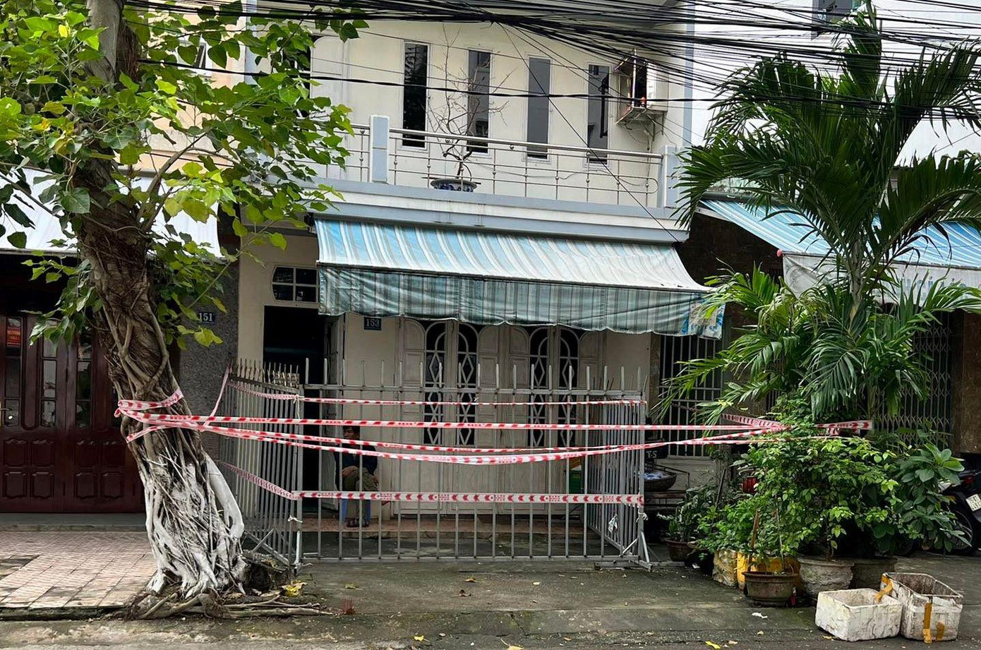 Hình ảnh ngôi nhà bị quây kín phía trước bằng rào sắt gây nhiều bức xúc, tranh cãi.