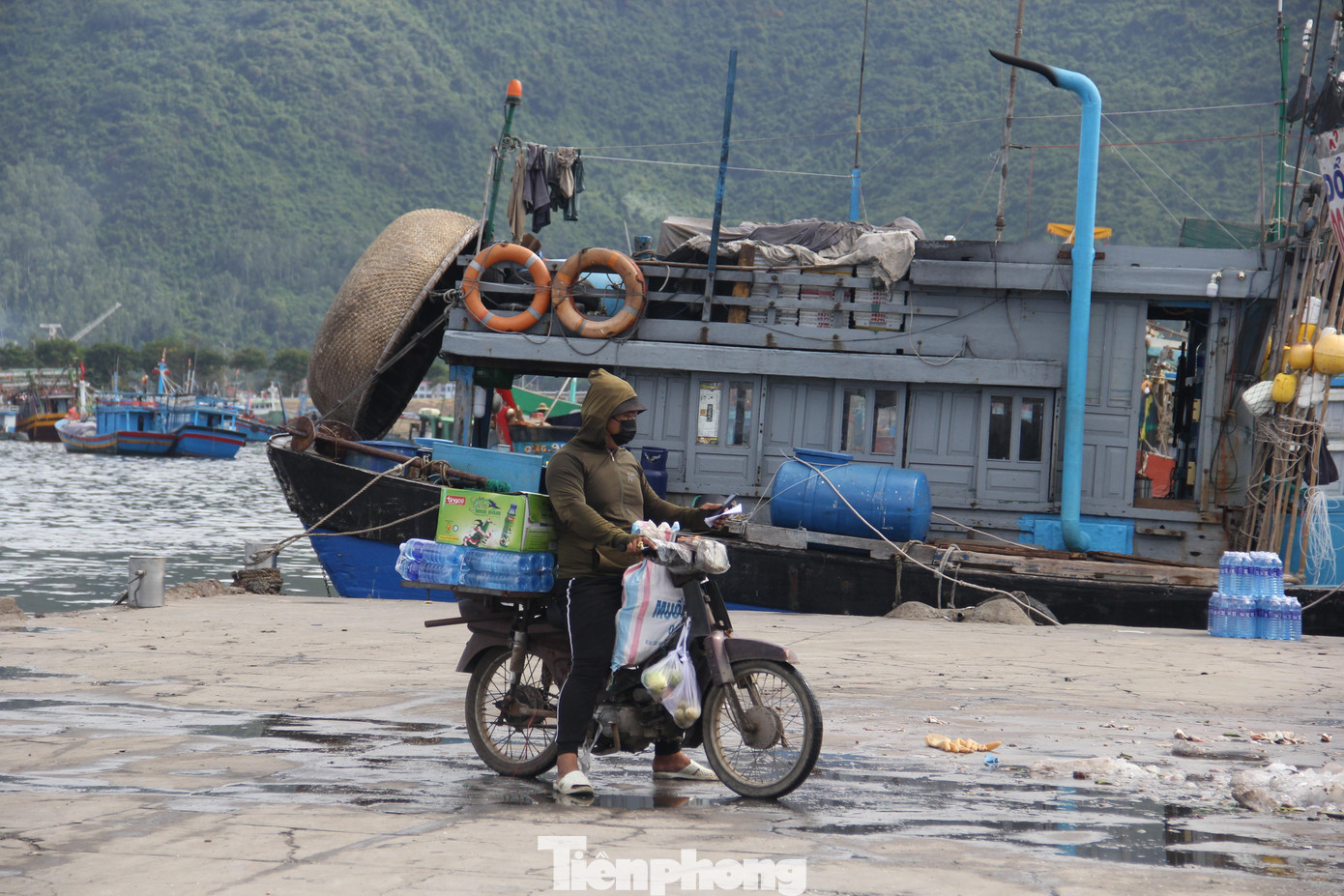 Một xe thồ hàng hóa vào cảng cung cấp cho những tàu chuẩn bị xuất bến trước khi cảng đóng cửa. Ảnh: Thanh Trần. Một xe thồ hàng hóa vào cảng cung cấp cho những tàu chuẩn bị xuất bến trước khi cảng đóng cửa. Ảnh: Thanh Trần.