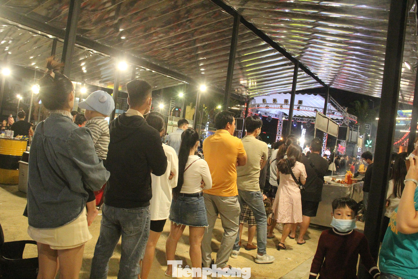 Du khách đứng xếp hàng trước các quầy bán thức ăn. Những quầy bán đồ nướng rất đắt khách.