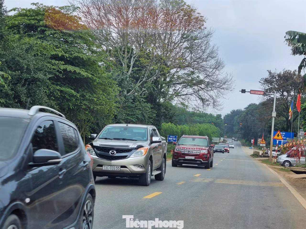 Đoàn xe nối đuôi nhau từ phía Bắc di chuyển vào Nam. Sau mấy ngày nghỉ Tết, người dân quay trở lại nơi làm việc. Ảnh: Thanh Trần.