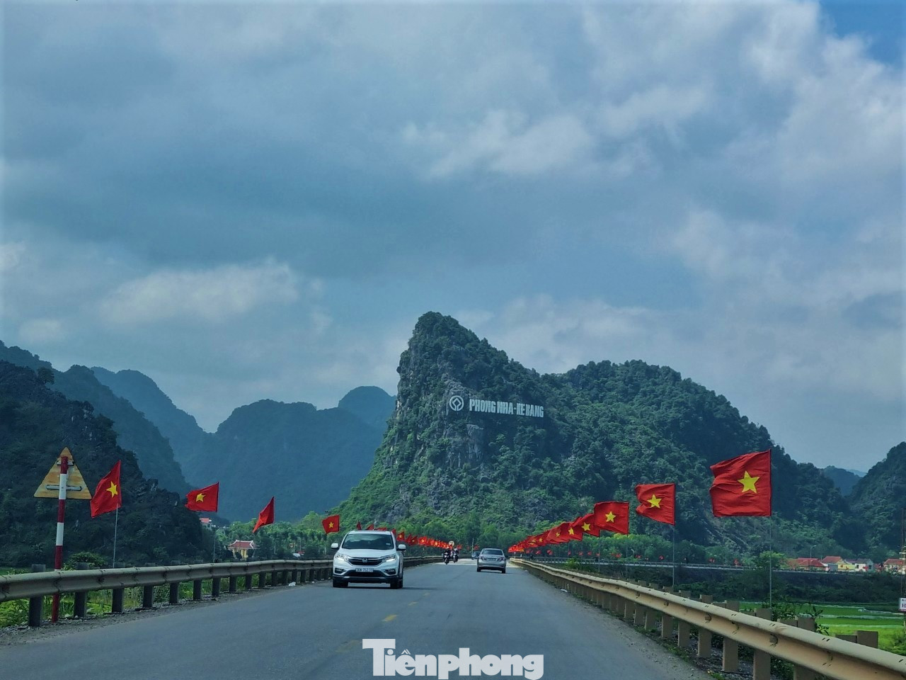 Từ đường Hồ Chí Minh đi thêm vài km sẽ tới động Phong Nha. Anh Nguyễn Hiệu (quê Quảng Trị), lái xe dịch vụ cho hay trước đây anh thường chở khách ra động Phong Nha bằng cách đi đường quốc lộ 1. Nhưng sau này anh đi đường Hồ Chí Minh vì ít xe máy, đèn đỏ, cảnh quan hai bên lại rất đẹp.