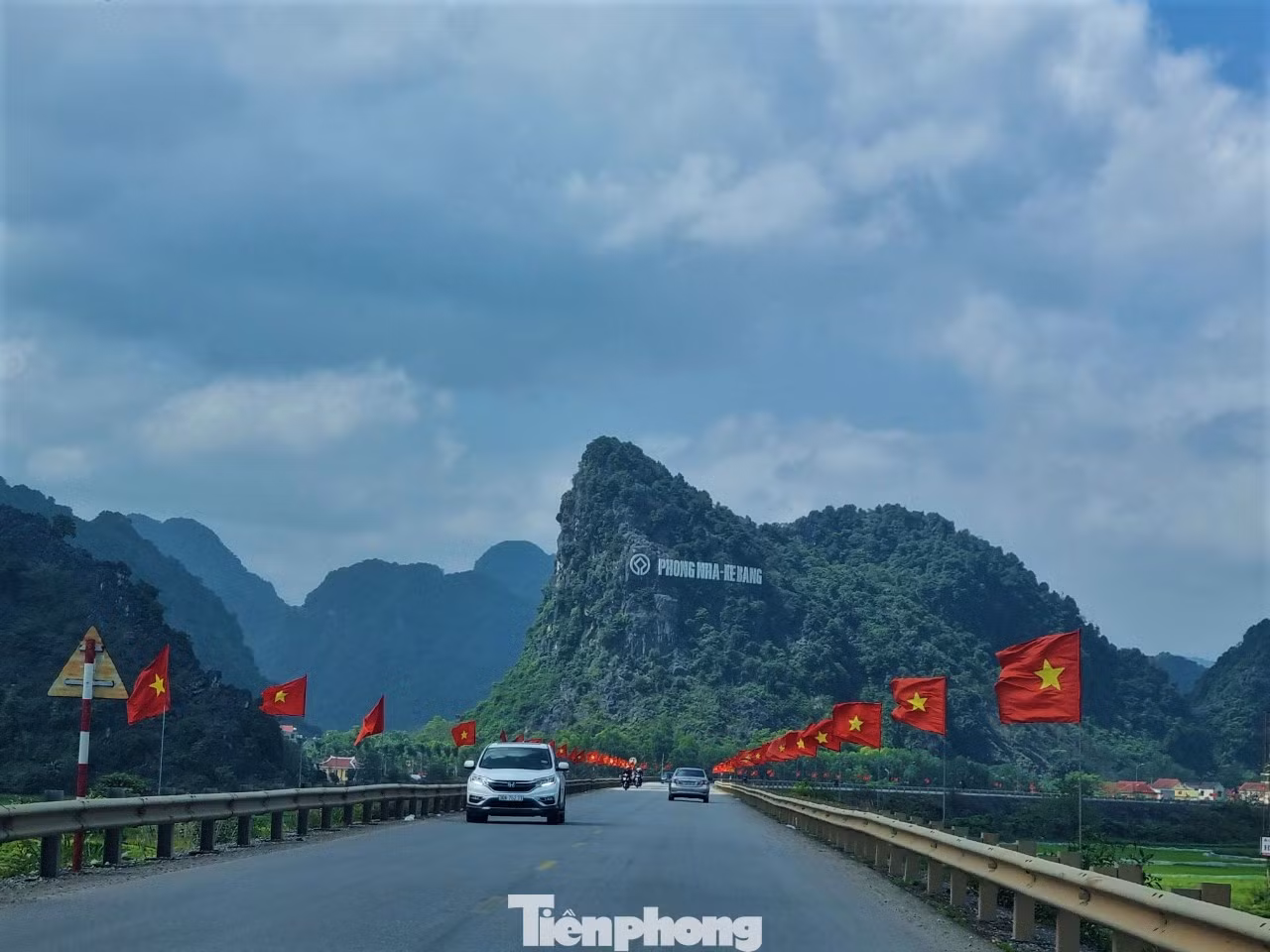 Từ đường Hồ Chí Minh đi thêm vài km sẽ tới động Phong Nha. Anh Nguyễn Hiệu (quê Quảng Trị), lái xe dịch vụ cho hay trước đây anh thường chở khách ra động Phong Nha bằng cách đi đường quốc lộ 1. Nhưng sau này anh đi đường Hồ Chí Minh vì ít xe máy, đèn đỏ, cảnh quan hai bên lại rất đẹp.