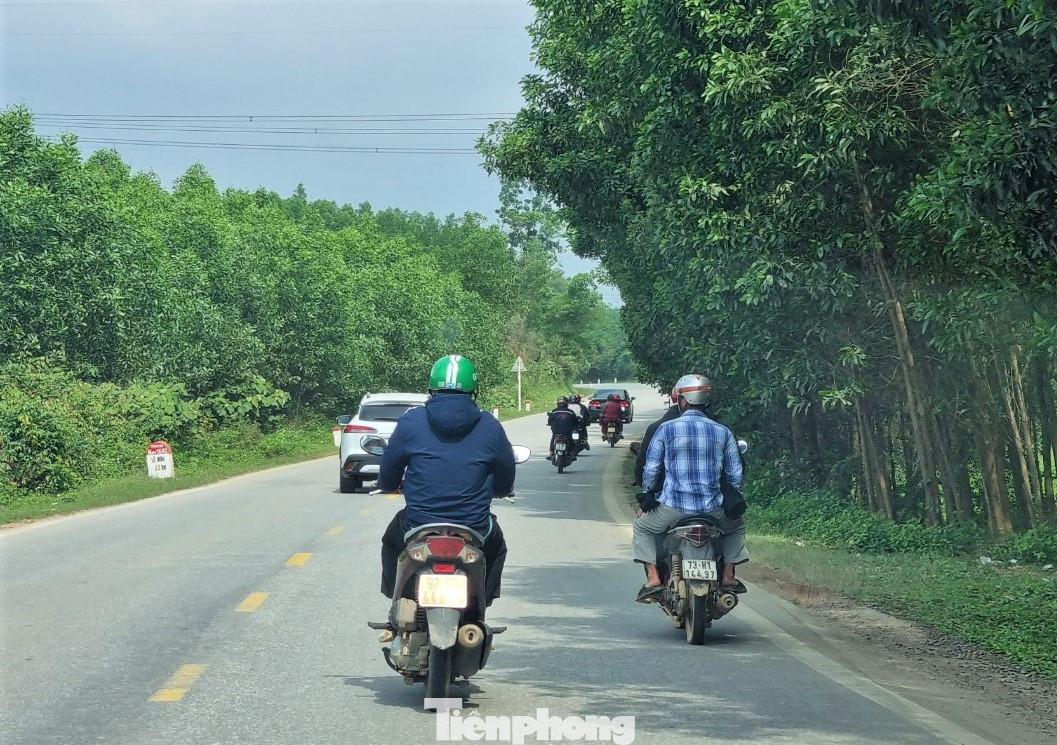 Một đoàn xe máy du xuân trên đường Hồ Chí Minh.