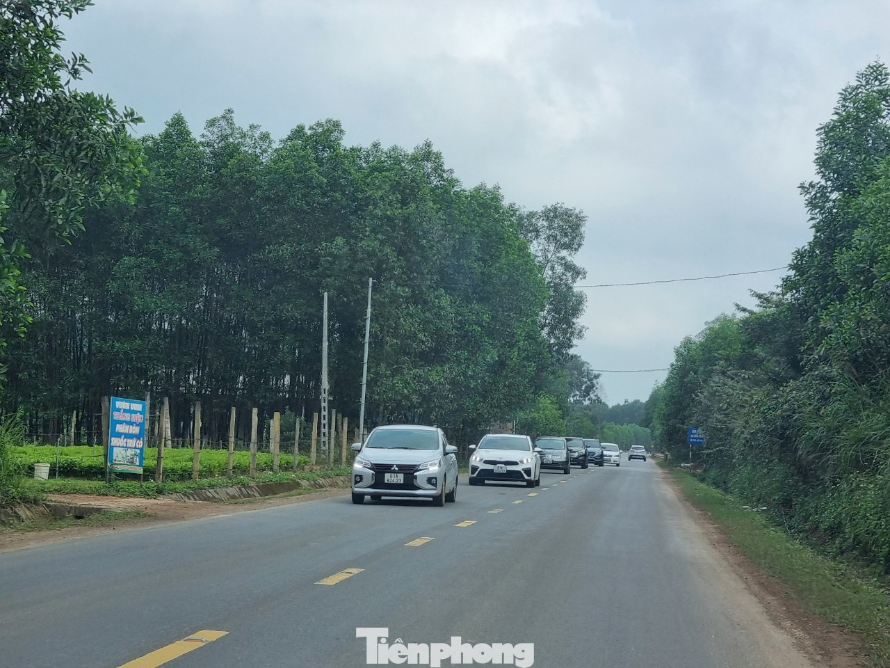 Từ sáng đến chiều, đường Hồ Chí Minh đoạn từ Quảng Bình đến Quảng Trị không ngớt xe cộ. Chị Nguyễn Thị Xuân (quê Hà Tĩnh) cho hay gia đình chị chọn đi đường này vì tới đoạn Cam Lộ (Quảng Trị) sẽ kết nối với cao tốc Cam Lộ - La Sơn - Túy Loan, vào tận Đà Nẵng mà không hề mất phí.