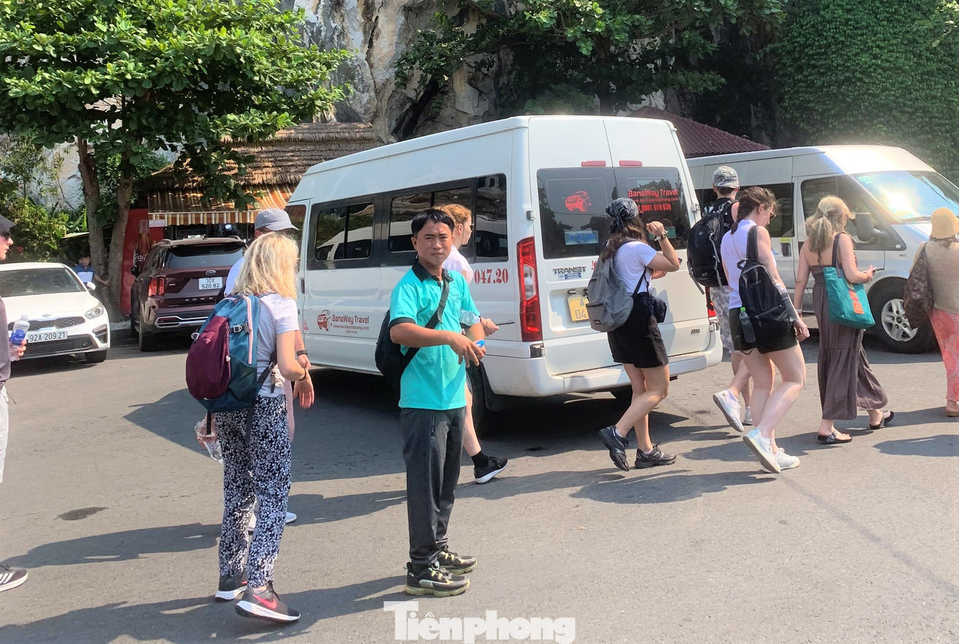 Trong khi đó, danh thắng Ngũ Hành Sơn lại "ế" khách, giảm hơn 30% so với ngày thường. Ông Nguyễn Văn Hiền, Trưởng BQL danh thắng Ngũ Hành Sơn cho hay lượng khách đến danh thắng kỳ nghỉ này giảm rõ rệt, mỗi ngày khoảng 2.000 lượt, trong khi đó ngày thường đã đón hơn 3.000 lượt. “Do thời tiết quá nóng nên việc tham quan, leo núi không được ưa chuộng, hầu hết du khách đổ về biển hoặc những nơi có khu tắm mát”, ông nói. Trong khi đó, danh thắng Ngũ Hành Sơn lại "ế" khách, giảm hơn 30% so với ngày thường. Ông Nguyễn Văn Hiền, Trưởng BQL danh thắng Ngũ Hành Sơn cho hay lượng khách đến danh thắng kỳ nghỉ này giảm rõ rệt, mỗi ngày khoảng 2.000 lượt, trong khi đó ngày thường đã đón hơn 3.000 lượt. “Do thời tiết quá nóng nên việc tham quan, leo núi không được ưa chuộng, hầu hết du khách đổ về biển hoặc những nơi có khu tắm mát”, ông nói.