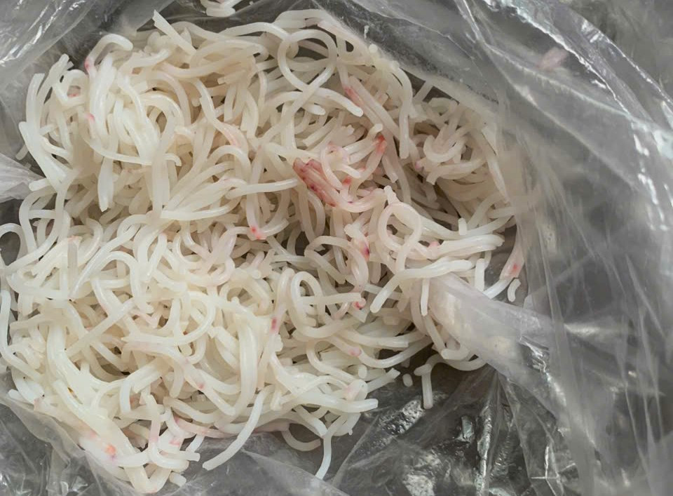 Bún đổi màu không đồng đều, không có mùi thiu, sợi vẫn dai.