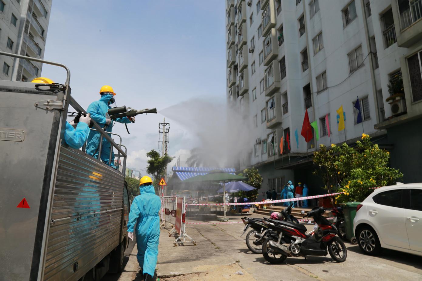 Phun khử khuẩn chung cư 12T3 nơi bệnh nhân sống. Phun khử khuẩn chung cư 12T3 nơi bệnh nhân sống.