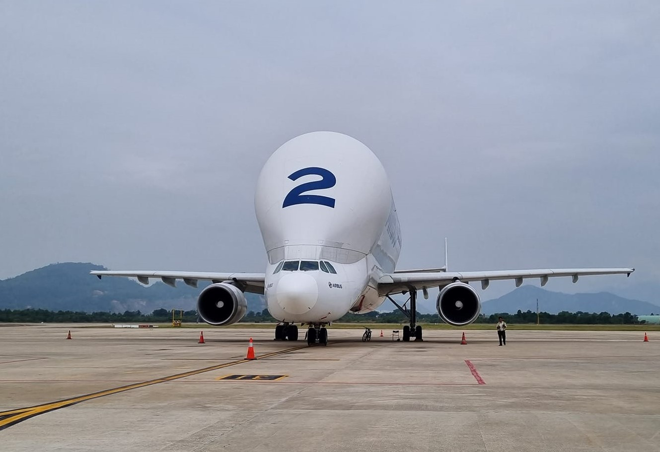 Máy bay Beluga hạ cánh tại sân bay Đà Nẵng. Ảnh: Phạm Phong.