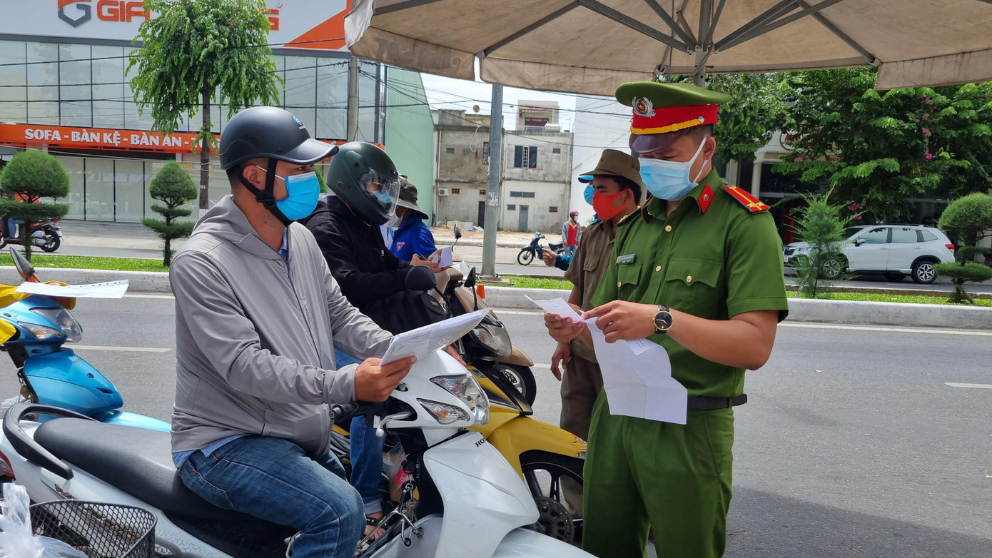 Những trường hợp trình giấy đi đường không hợp pháp đều bị yêu cầu quay đầu xe và làm lại giấy tờ theo đúng quy định. Những trường hợp trình giấy đi đường không hợp pháp đều bị yêu cầu quay đầu xe và làm lại giấy tờ theo đúng quy định.