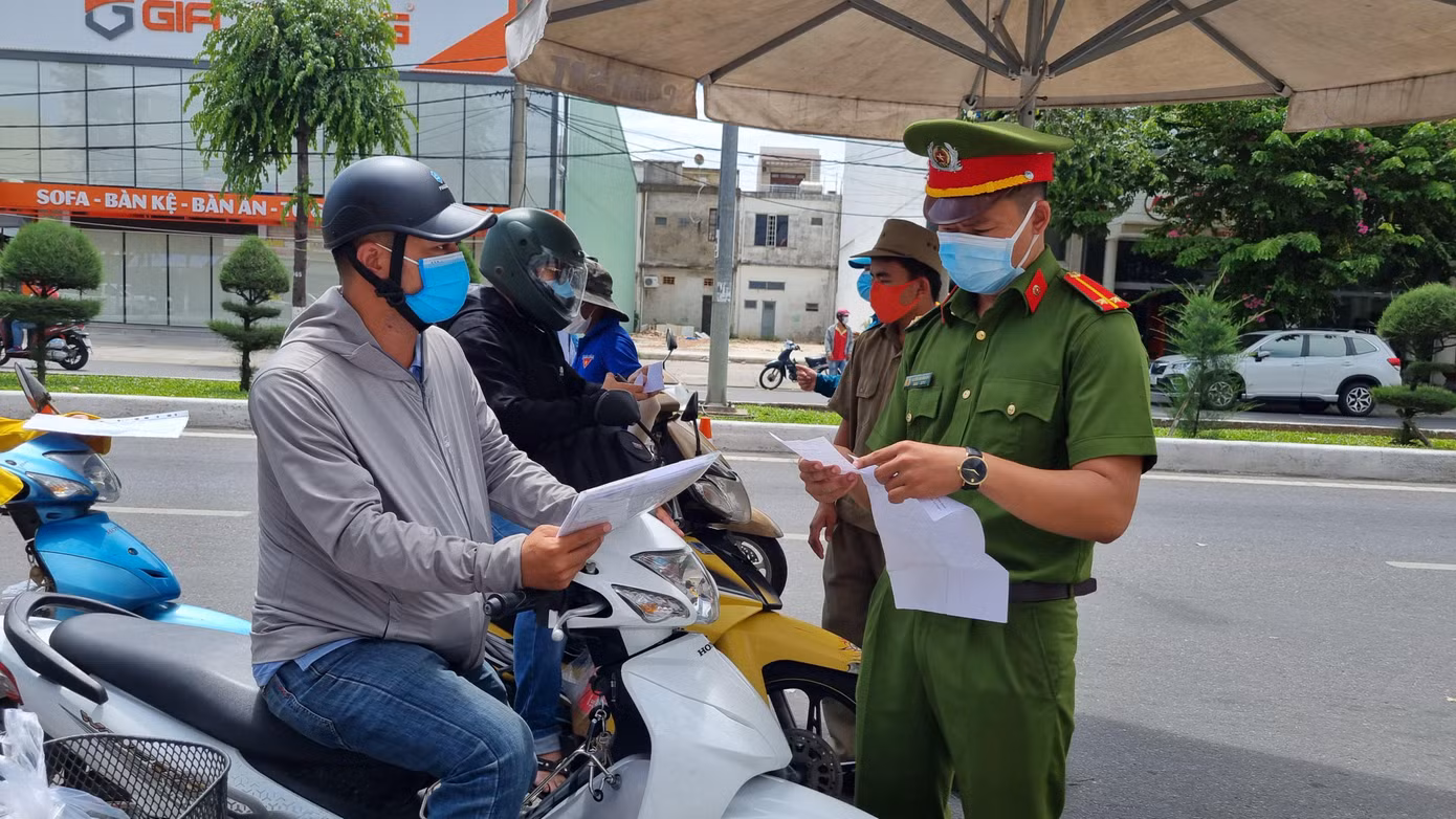 Những trường hợp trình giấy đi đường không hợp pháp đều bị yêu cầu quay đầu xe và làm lại giấy tờ theo đúng quy định. Những trường hợp trình giấy đi đường không hợp pháp đều bị yêu cầu quay đầu xe và làm lại giấy tờ theo đúng quy định.