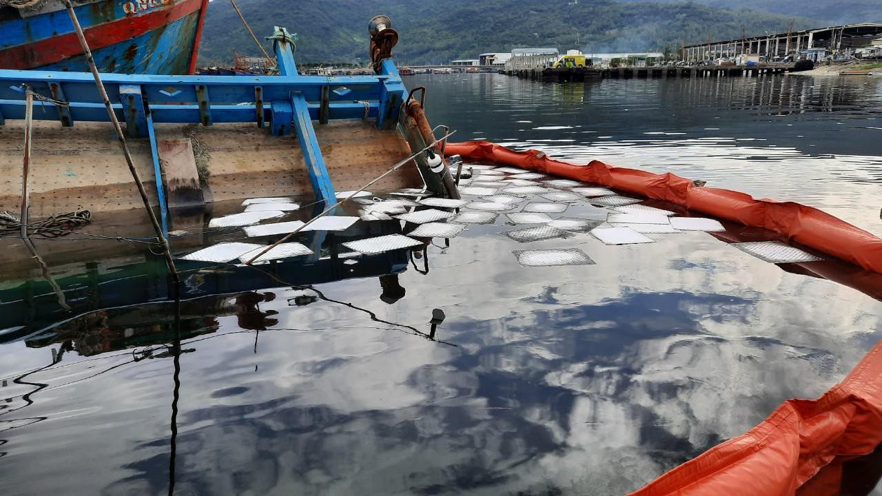 Hội Nghề cá cũng như BQL Âu thuyền và cảng cá Thọ Quang rất nóng ruột khi tàu cá của bà con bị chìm. “Chúng tôi đã phản ánh với lãnh đạo thành phố, các đơn vị liên quan. Đồng thời đề xuất thành phố chỉ đạo cho UBND các quận, phường xem xét cấp giấy đi đường cho người dân được vào Âu thuyền Thọ Quang để giữ tàu (theo đề nghị của chủ tàu). Và cấp giấy cho chủ tàu được đến Âu thuyền Thọ Quang tối thiểu 3 ngày 1 lần để tiếp tế lương thực, nước uống cho người giữ tàu”, ông Lĩnh nói.