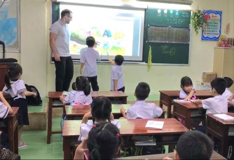 Học sinh Tiểu học học tiếng Anh với giáo viên nước ngoài.