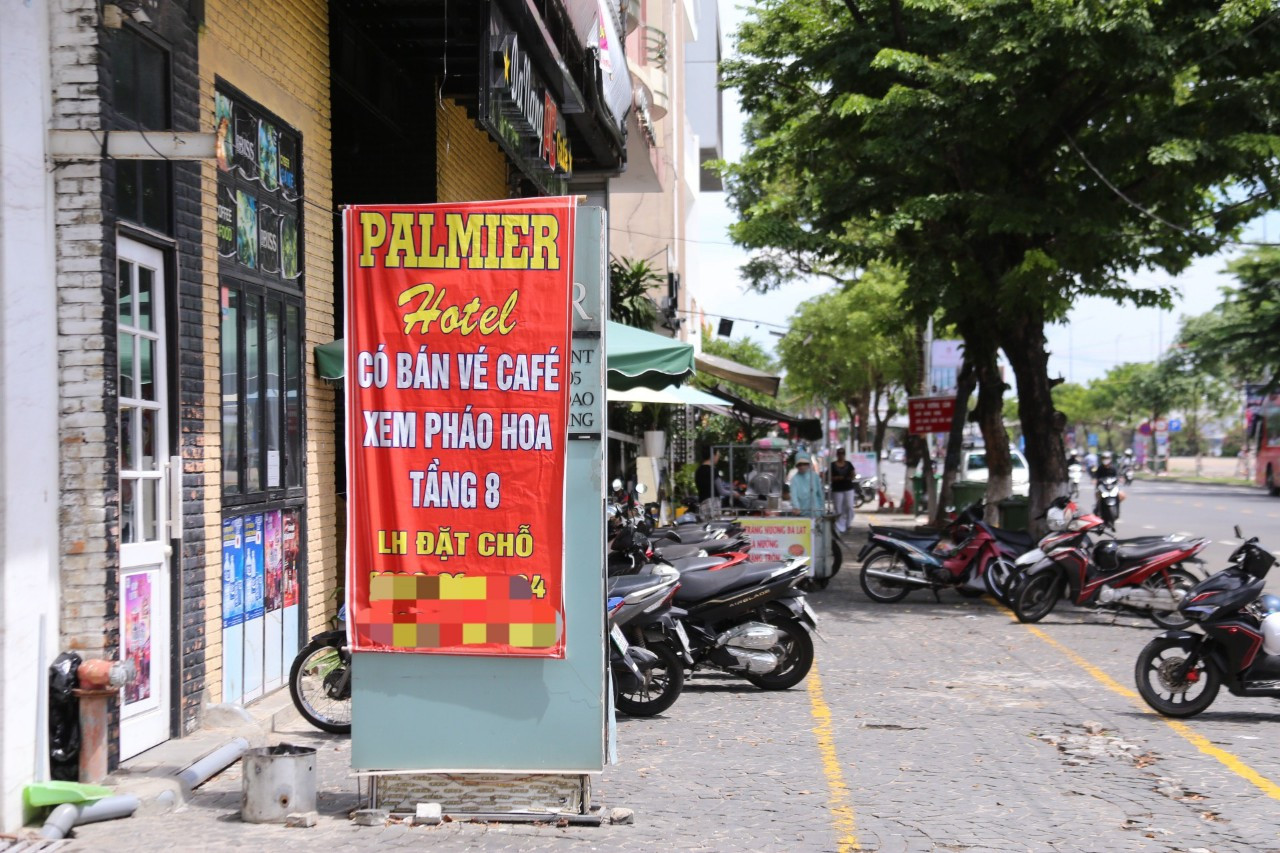 Khách sạn Palmier treo bảng “Bán vé cà phê xem pháo hoa tầng 8”, với giá 500.000 đồng/ghế bao gồm nước uống, khách mua số lượng nhiều sẽ được chiết khấu cao. Theo giới thiệu, sân thượng sẽ đặt 80 ghế phục vụ khách và hiện bán gần hết. Khách sạn Palmier treo bảng “Bán vé cà phê xem pháo hoa tầng 8”, với giá 500.000 đồng/ghế bao gồm nước uống, khách mua số lượng nhiều sẽ được chiết khấu cao. Theo giới thiệu, sân thượng sẽ đặt 80 ghế phục vụ khách và hiện bán gần hết.