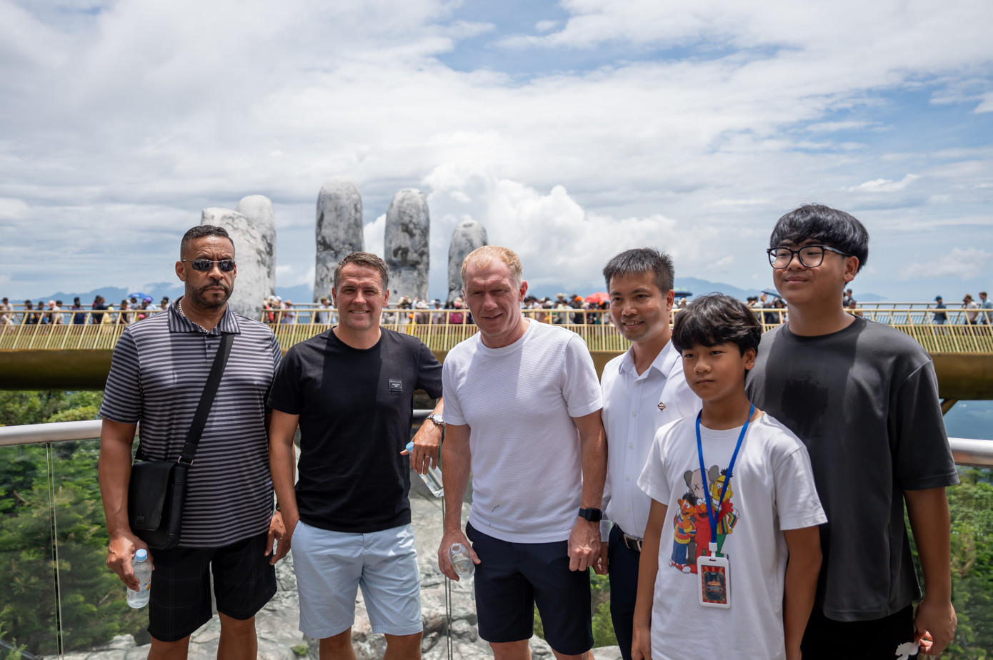 Người dân, du khách tại Đà Nẵng không bỏ lỡ cơ hội chụp ảnh cùng các huyền thoại Quỷ Đỏ. Trong những ngày lưu lại Đà Nẵng, các cựu cầu thủ cũng dành nhiều thời gian gặp gỡ, giao lưu, ký tặng cho người hâm mộ.