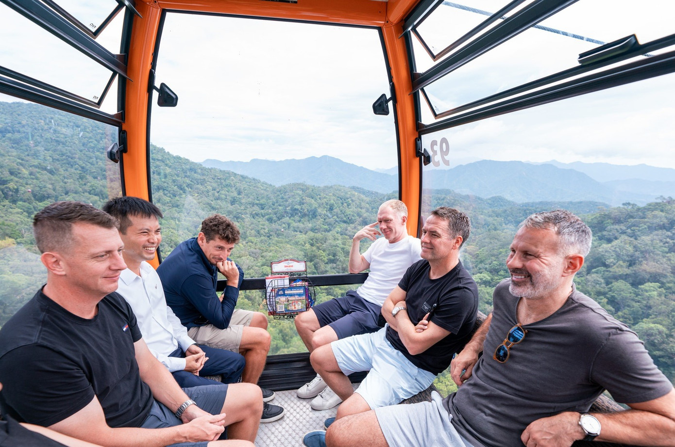 Các cựu cầu thủ MU ấn tượng với hệ thống cáp treo khi đi lên khu du lịch nằm ở độ cao gần 1500m. Đây là một trong những điểm du lịch đầu tiên mà các ngôi sao đến thăm thú ở Đà Nẵng.