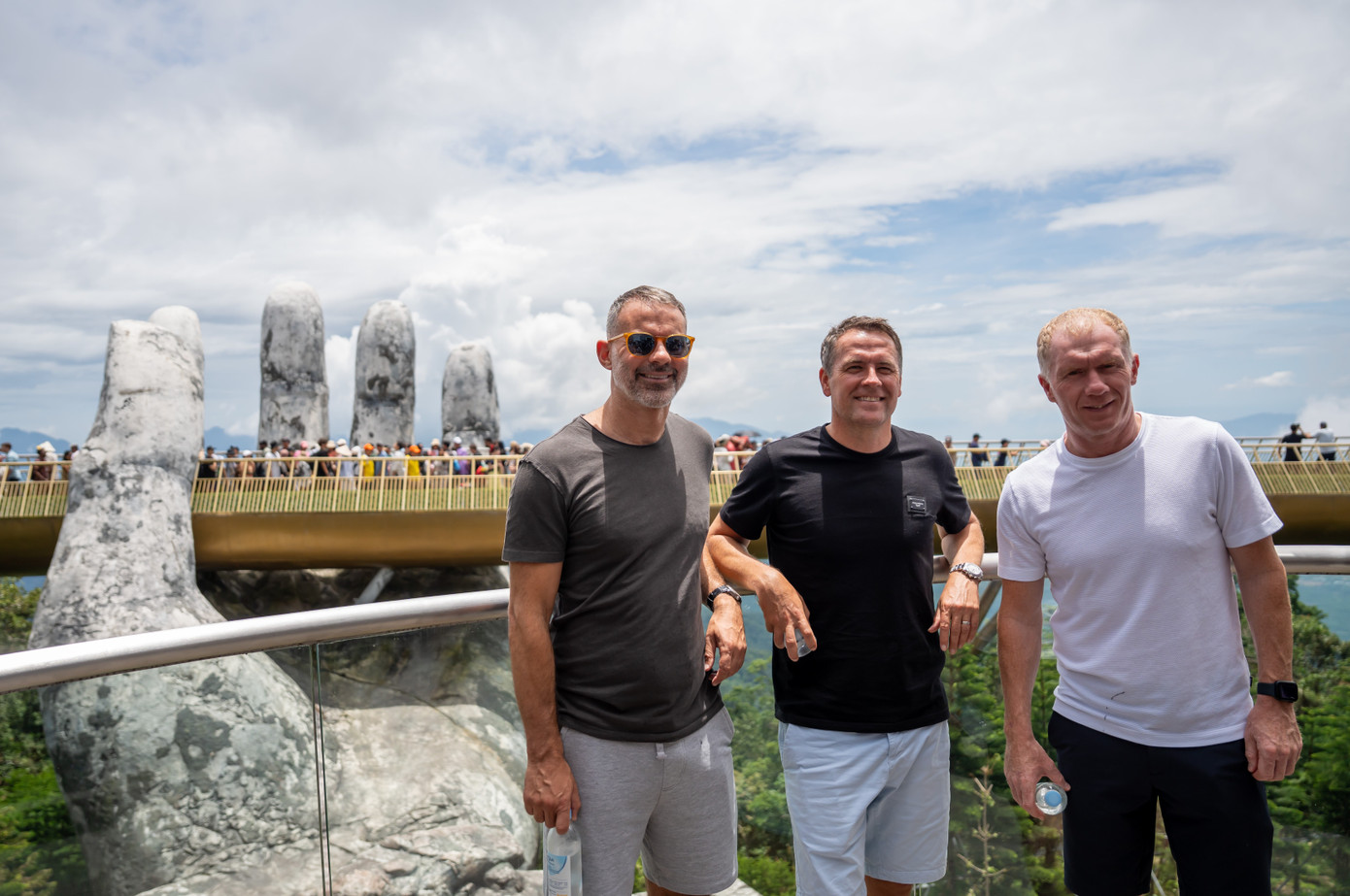 3 siêu sao đã dành khá nhiều thời gian đi dạo, tìm hiểu và chụp ảnh selfie với cầu Vàng... Huyền thoại Michael Owen đặc biệt thích thú đôi bàn tay khổng lồ nâng đỡ cây cầu, kiến trúc ấn tượng trên đỉnh núi.