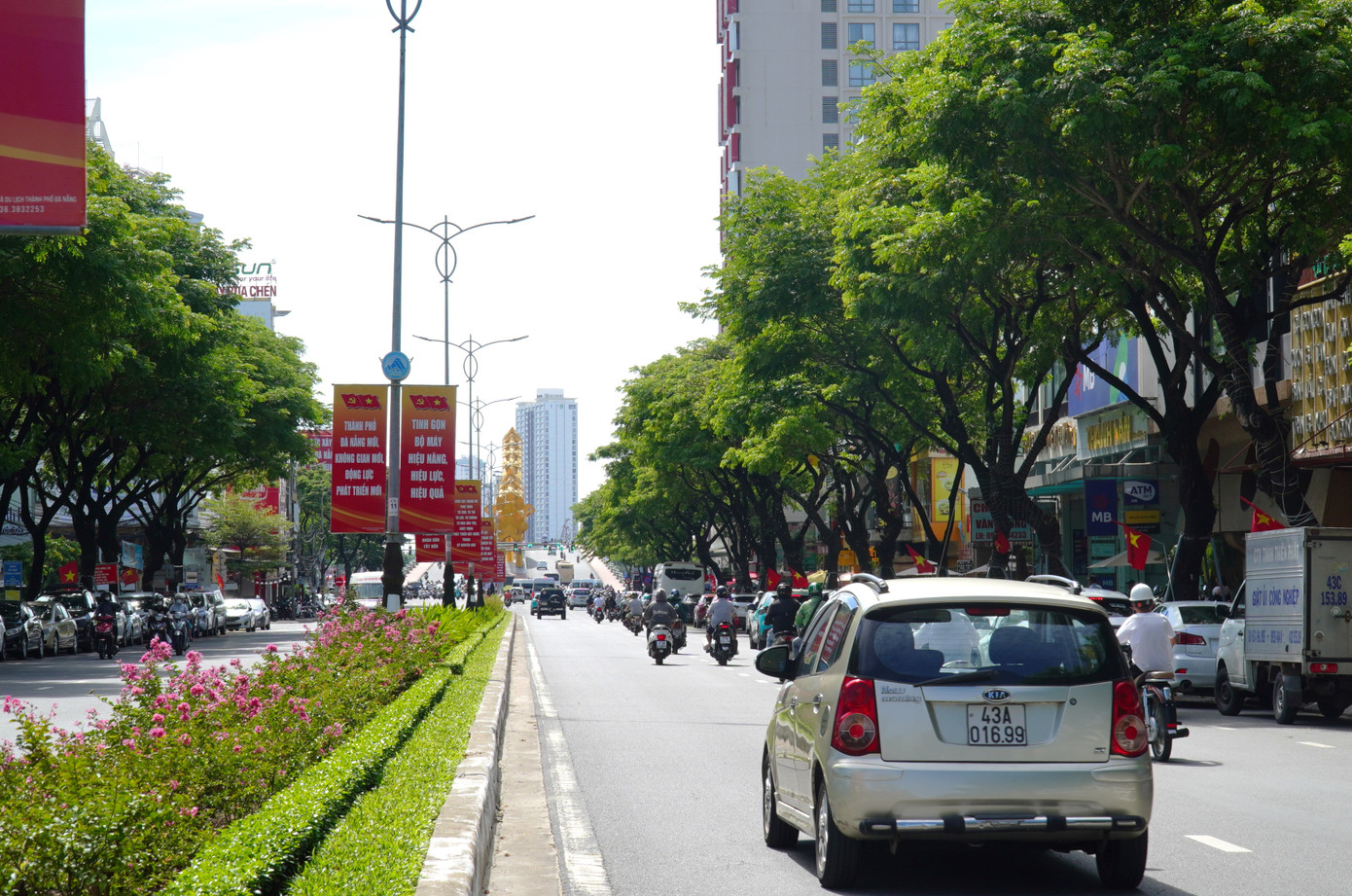 Tuyến đường Nguyễn Văn Linh nối cầu Rồng với sân bay cũng có giá bỏng tay với hơn 242 triệu đồng/m2.