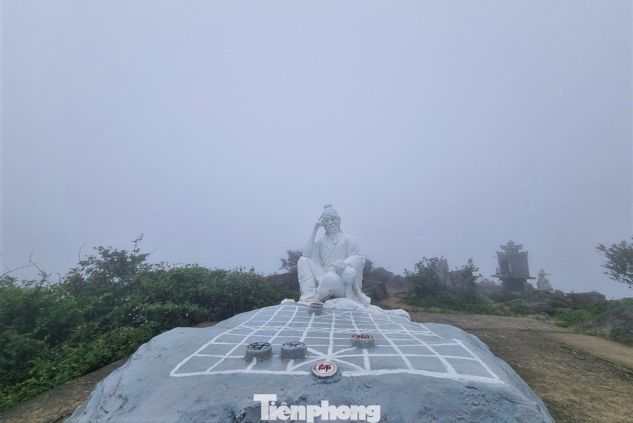 Chiều 6/3, tỷ phú Bill Gates đã lên tham quan và thưởng trà trên đỉnh Bàn Cờ. Trên đỉnh có tượng tiên ông đang ngồi suy ngẫm trước bàn cờ. Đứng từ đây có thể chiêm ngưỡng thành phố ở độ cao hơn 630 m so với mặt nước biển.