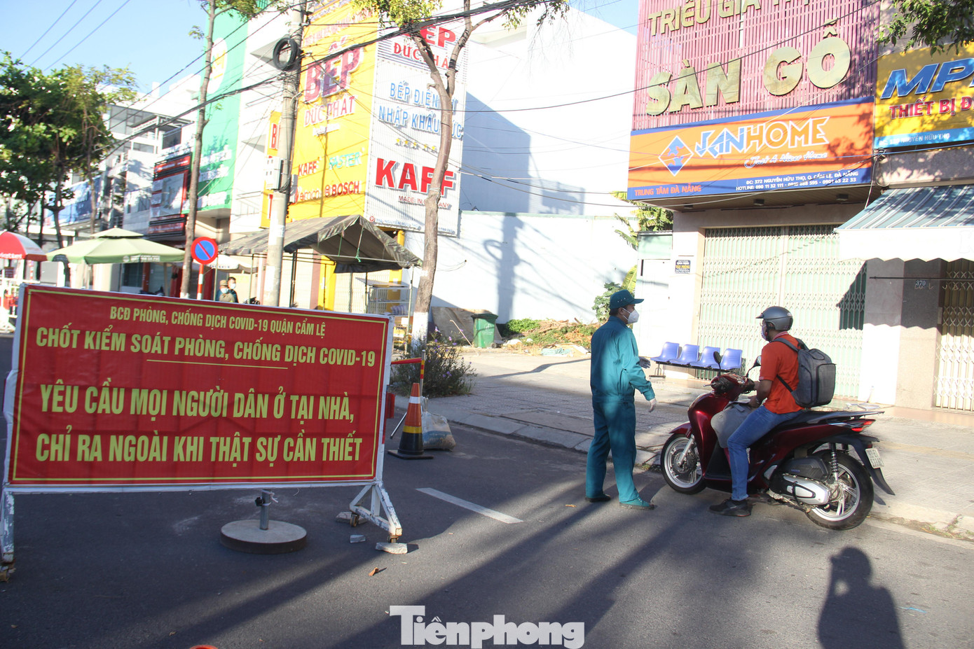 Lực lượng chức năng tại các chốt vừa kiểm tra việc lưu thông vừa nhắc nhở người dân sau 8h sáng không được ra đường,phải ở nhà, hoặc tại nơi làm việc. Lực lượng chức năng tại các chốt vừa kiểm tra việc lưu thông vừa nhắc nhở người dân sau 8h sáng không được ra đường,phải ở nhà, hoặc tại nơi làm việc.