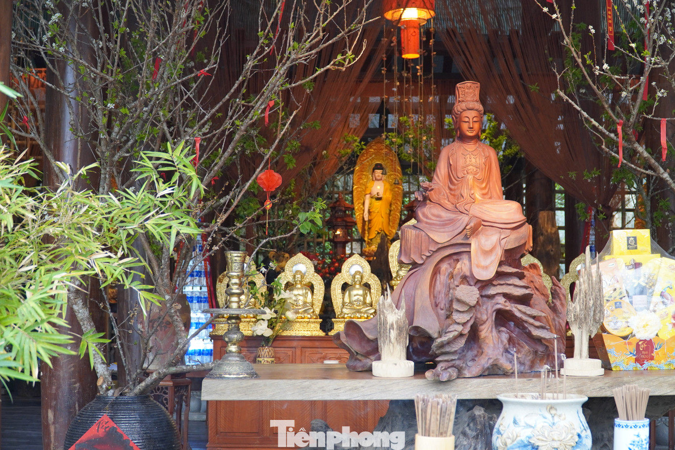 Sau nhiều lần bị tàn phá do chiến tranh và trùng tu lại, đến nay chùa có hình mái vòm, nhà lục giác, nhiều chòi gác xung quanh.