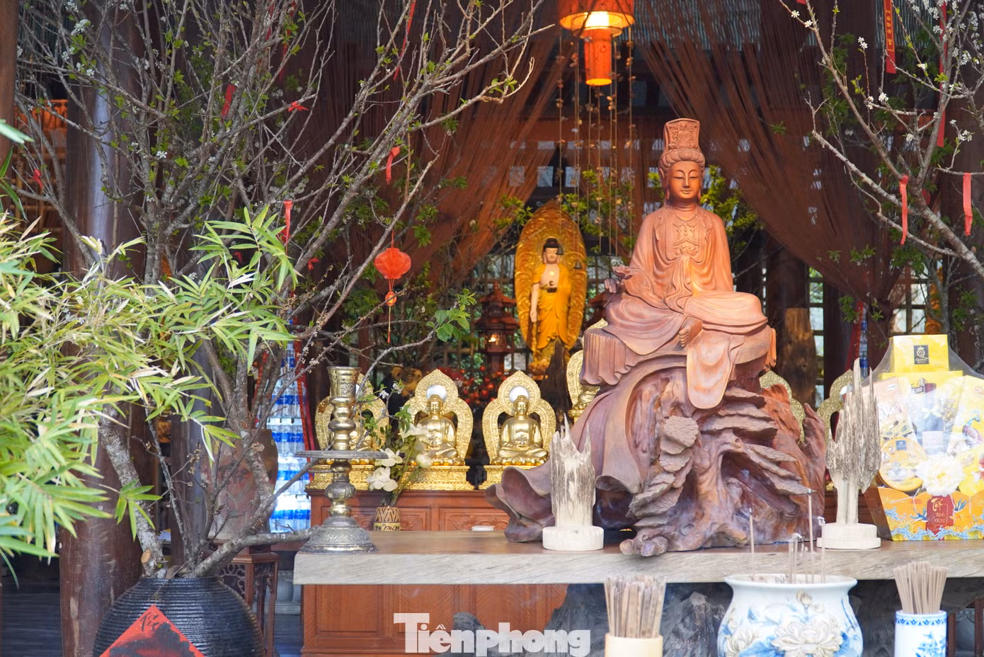 Sau nhiều lần bị tàn phá do chiến tranh và trùng tu lại, đến nay chùa có hình mái vòm, nhà lục giác, nhiều chòi gác xung quanh.