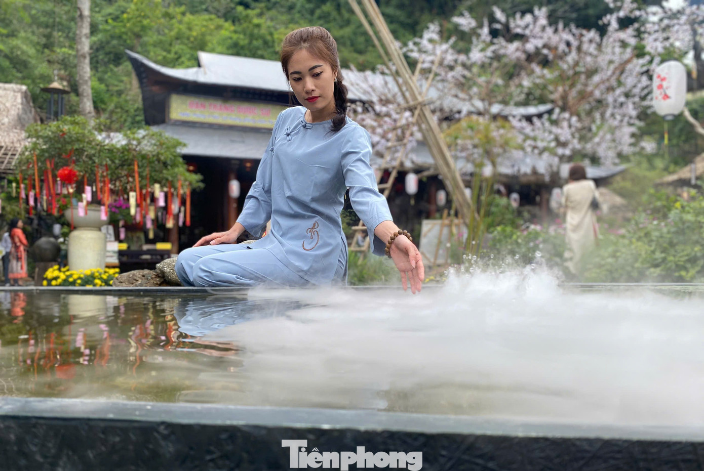 Nhiều thiếu nữ bị mê hoặc bởi khung cảnh huyền ảo, đẹp đẽ ở chùa Từ Tâm.