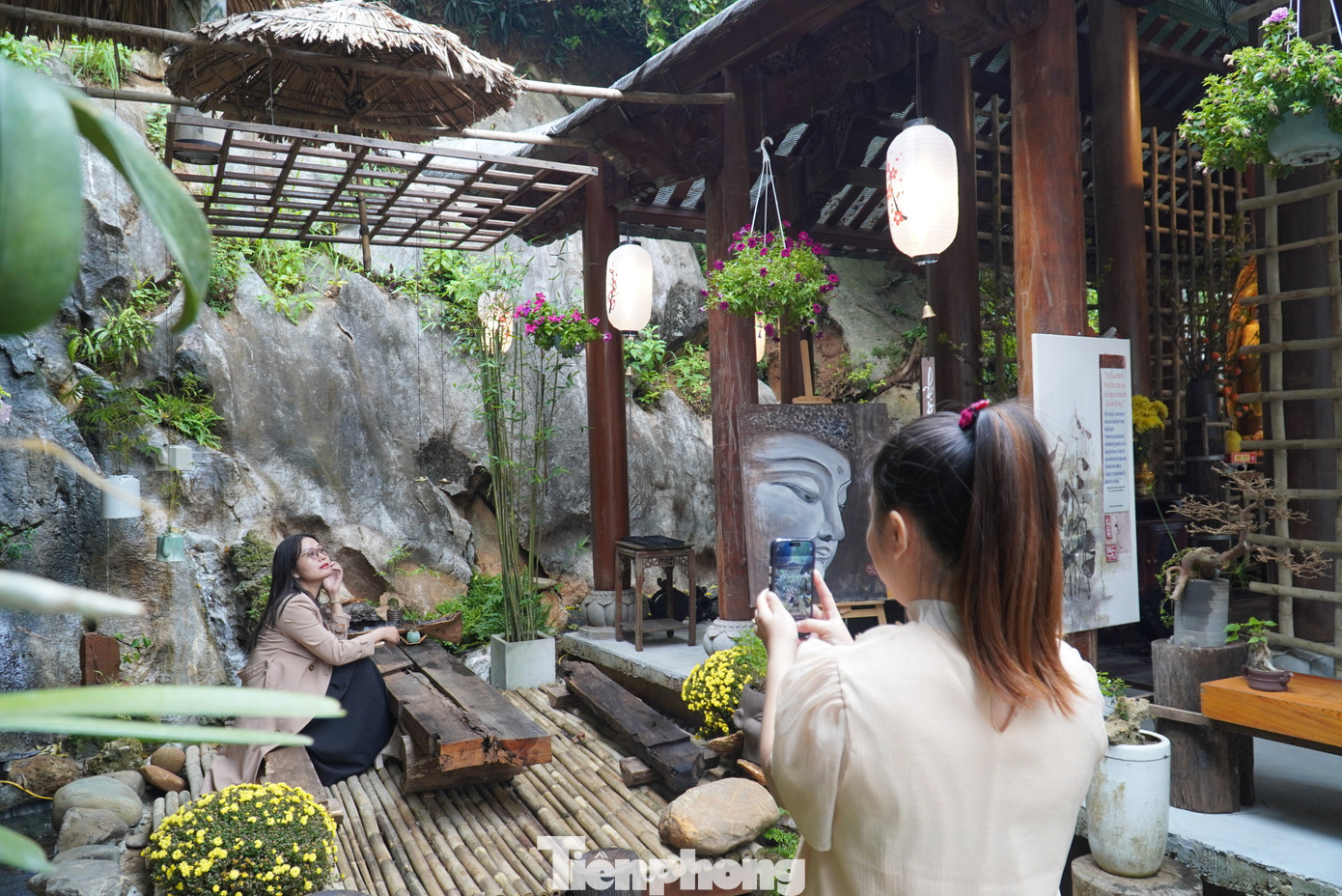 Góc nào trong chùa cũng đẹp, mang lại cảm giác an yên. Chùa nhắc nhở mọi người "được sống trong niềm an lạc là điều may mắn giữa cuộc đời này".