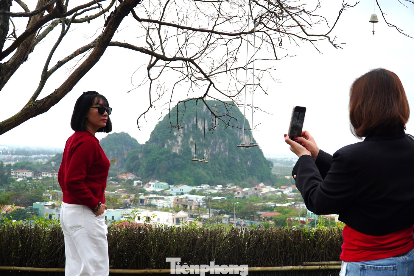 Đứng từ sân chùa có thể nhìn các ngọn núi của Ngũ Hành Sơn.