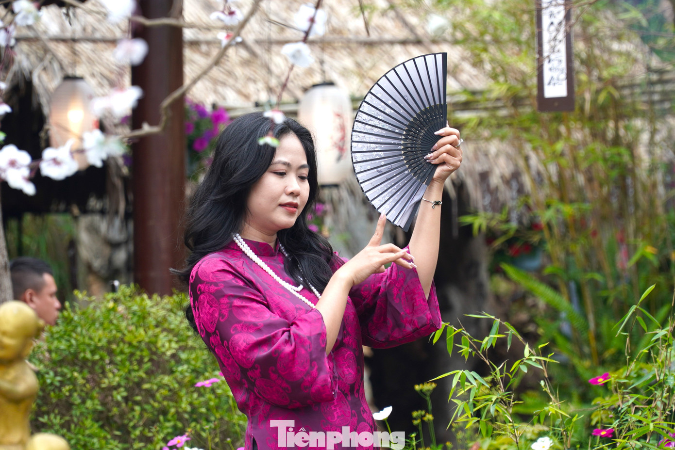 Chị em phụ nữ không ngại leo núi lên chùa chụp ảnh với áo dài.