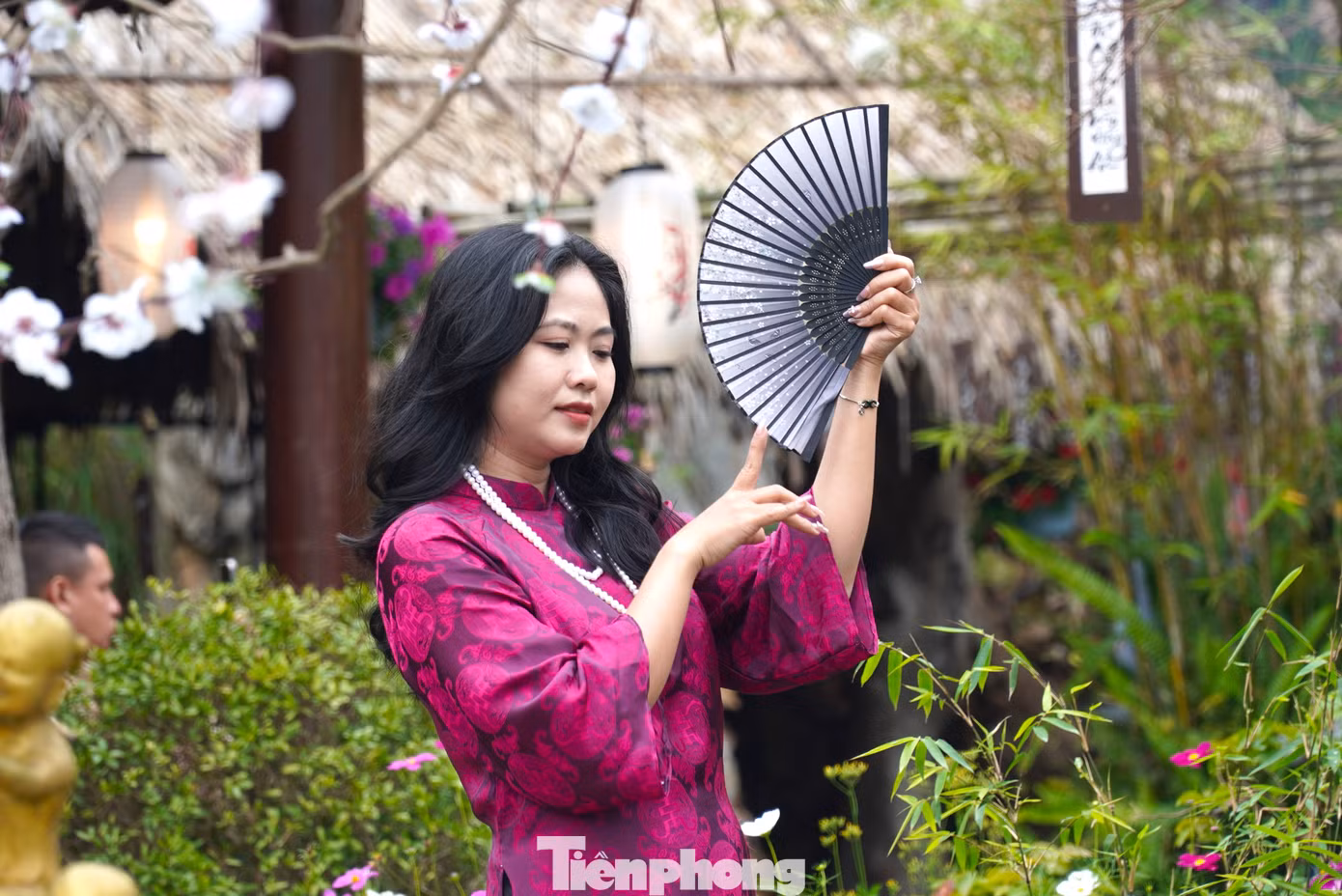 Chị em phụ nữ không ngại leo núi lên chùa chụp ảnh với áo dài.
