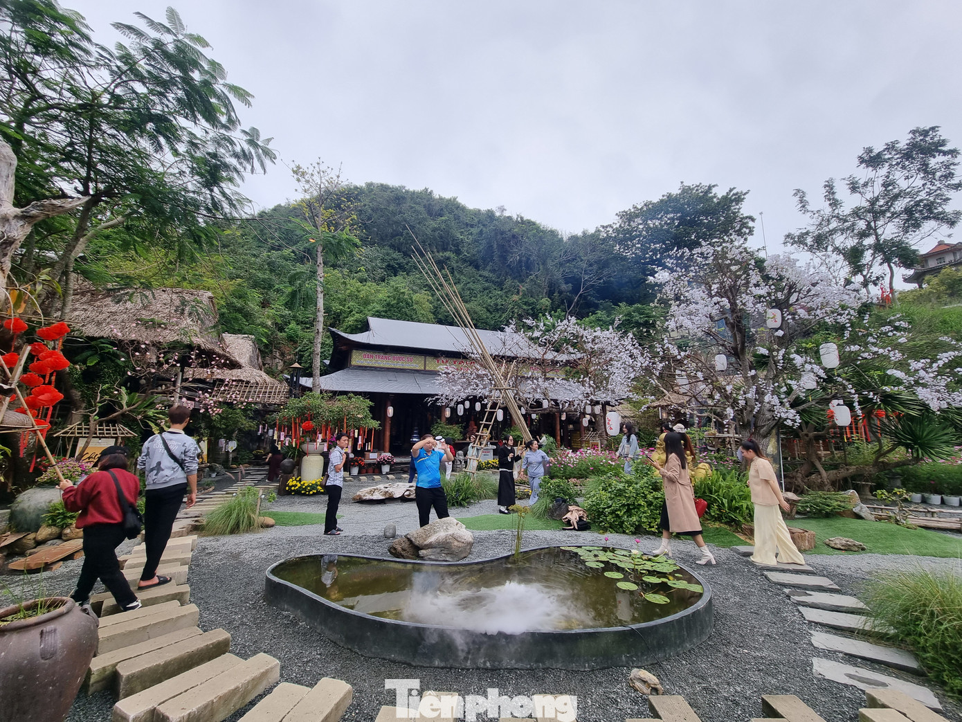 Sân chùa không khi nào ngớt khách. Nguyễn Hà Minh (27 tuổi, quận Cẩm Lệ) cho hay mới chỉ biết đến chùa Từ Tâm cách đây vài ngày nhờ xem giới thiệu các điểm đến dịp rằm tháng Giêng trên mạng. "Em đã đi Ngũ Hành Sơn nhiều lần, đến nhiều chùa nhưng chưa hề nghe tới chùa Từ Tâm. Mấy hôm trước xem review trên mạng xã hội, em và bạn bè đều ngạc nhiên vì ngôi chùa đẹp quá nên rủ nhau cùng đi", Hà Minh kể.
