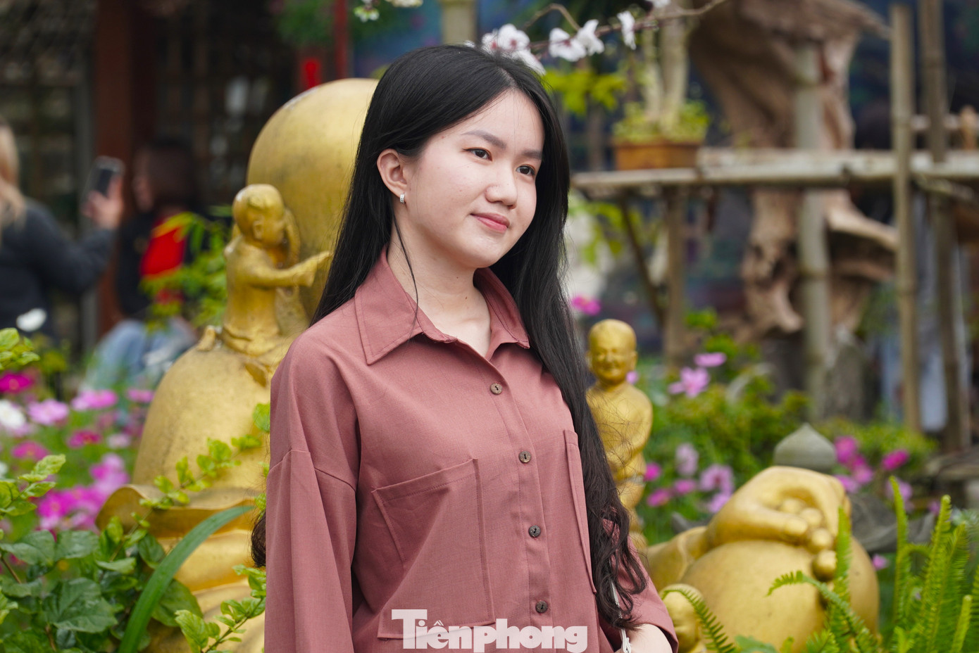 Sân chùa không khi nào ngớt khách. Nguyễn Hà Minh (27 tuổi, quận Cẩm Lệ) cho hay mới chỉ biết đến chùa Từ Tâm cách đây vài ngày nhờ xem giới thiệu các điểm đến dịp rằm tháng Giêng trên mạng. "Em đã đi Ngũ Hành Sơn nhiều lần, đến nhiều chùa nhưng chưa hề nghe tới chùa Từ Tâm. Mấy hôm trước xem review trên mạng xã hội, em và bạn bè đều ngạc nhiên vì ngôi chùa đẹp quá nên rủ nhau cùng đi", Hà Minh kể.