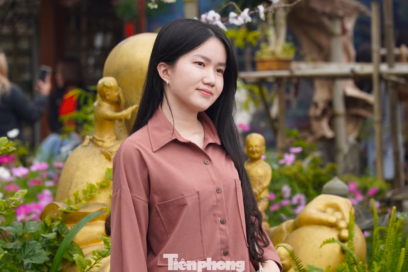 Sân chùa không khi nào ngớt khách. Nguyễn Hà Minh (27 tuổi, quận Cẩm Lệ) cho hay mới chỉ biết đến chùa Từ Tâm cách đây vài ngày nhờ xem giới thiệu các điểm đến dịp rằm tháng Giêng trên mạng. "Em đã đi Ngũ Hành Sơn nhiều lần, đến nhiều chùa nhưng chưa hề nghe tới chùa Từ Tâm. Mấy hôm trước xem review trên mạng xã hội, em và bạn bè đều ngạc nhiên vì ngôi chùa đẹp quá nên rủ nhau cùng đi", Hà Minh kể.