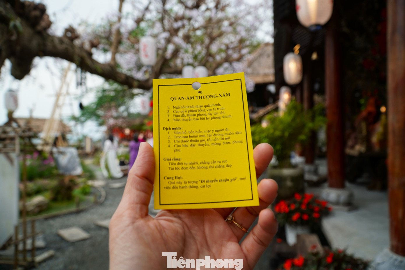 Dịp đầu xuân, rất nhiều người dân, du khách lên chùa xin quẻ. Ông Mai Văn Hùng (60 tuổi, quận Liên Chiểu) cho hay năm nào gần rằm tháng Giêng ông cũng đưa cả nhà lên chùa cầu an, xin quẻ. Đây là lần đầu ông đến chùa Từ Tâm và may mắn xin được thượng xăm.