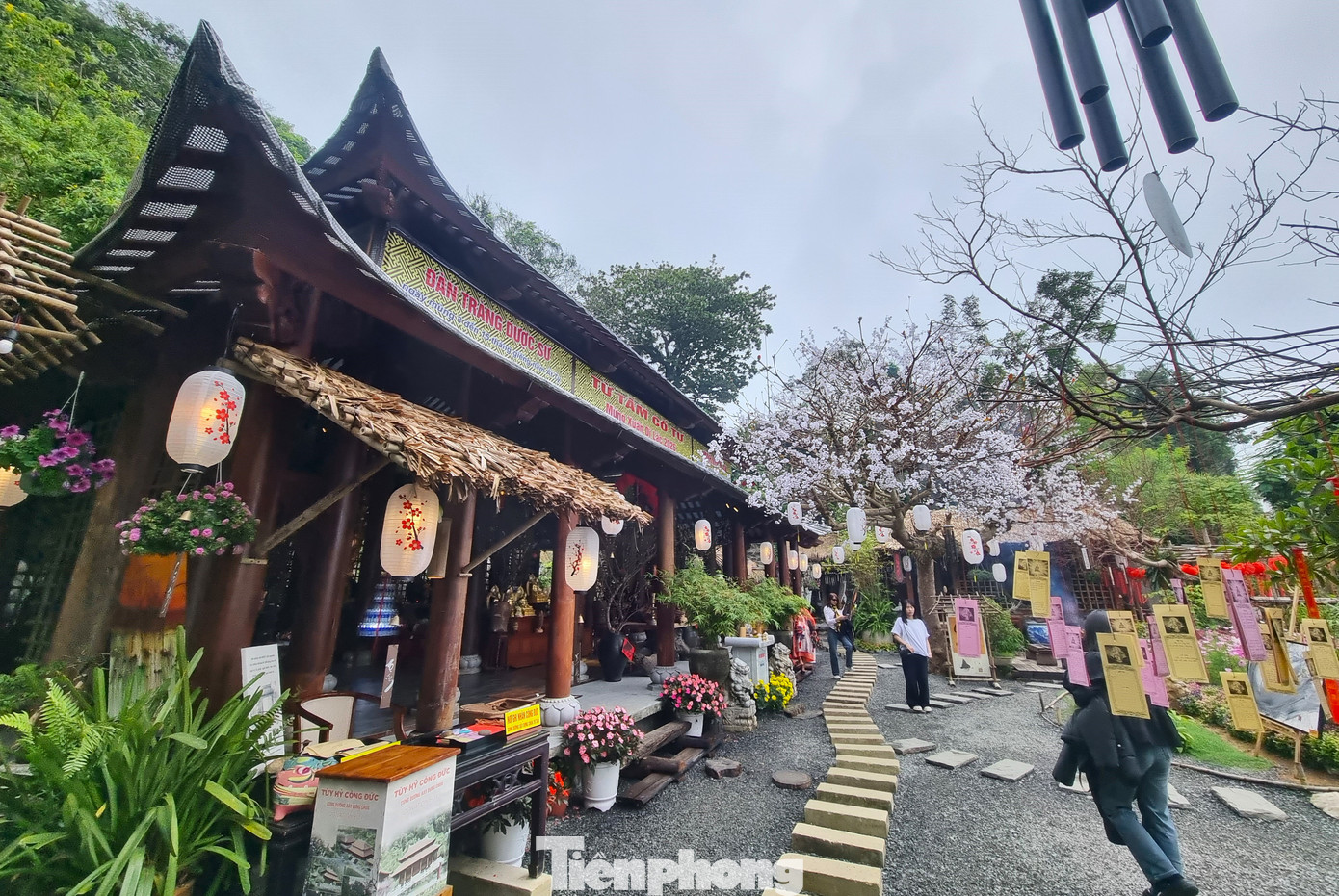 Sau nhiều lần bị tàn phá do chiến tranh và trùng tu lại, đến nay chùa có hình mái vòm, nhà lục giác, nhiều chòi gác xung quanh.