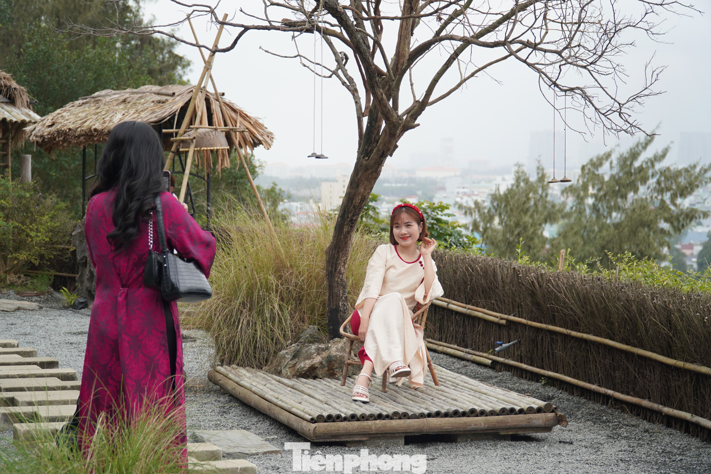 Sân chùa không khi nào ngớt khách. Nguyễn Hà Minh (27 tuổi, quận Cẩm Lệ) cho hay mới chỉ biết đến chùa Từ Tâm cách đây vài ngày nhờ xem giới thiệu các điểm đến dịp rằm tháng Giêng trên mạng. "Em đã đi Ngũ Hành Sơn nhiều lần, đến nhiều chùa nhưng chưa hề nghe tới chùa Từ Tâm. Mấy hôm trước xem review trên mạng xã hội, em và bạn bè đều ngạc nhiên vì ngôi chùa đẹp quá nên rủ nhau cùng đi", Hà Minh kể.